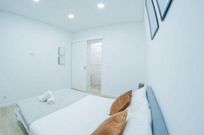 Bright and modern flat with air-con and free parking